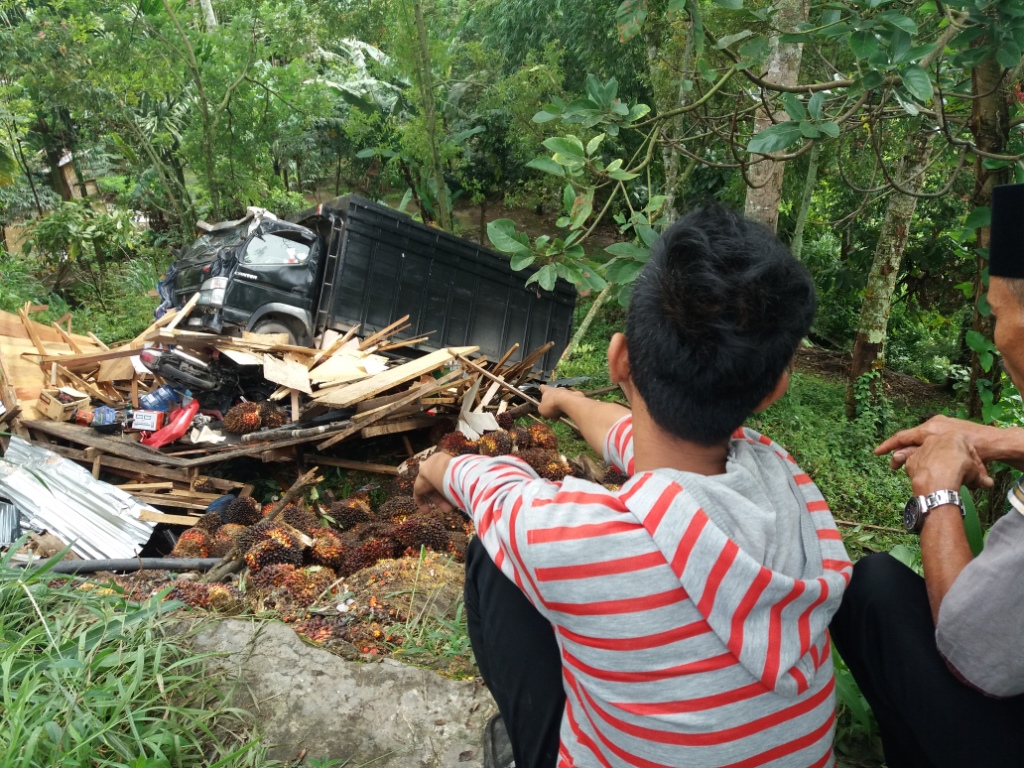 truk sawit masuk jurang di Guguak